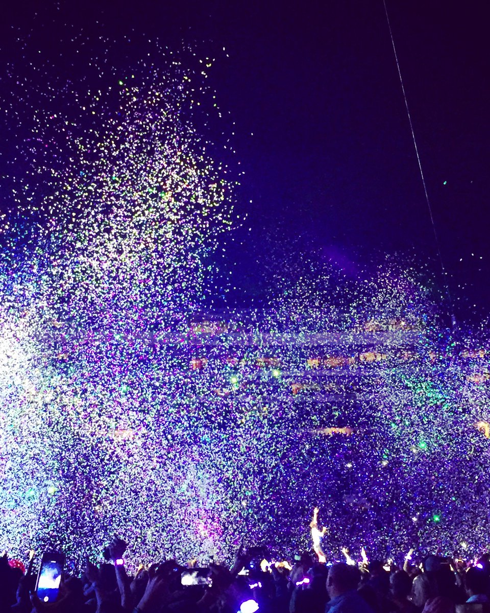 ALBTMdotCOM's tweet photo. Chris Martin / @coldplay in ALL the confetti at the @RoseBowlStadium - October 6 2017 - https://t.co/FREdrfAMZ0 https://t.co/ayzfXcdty6