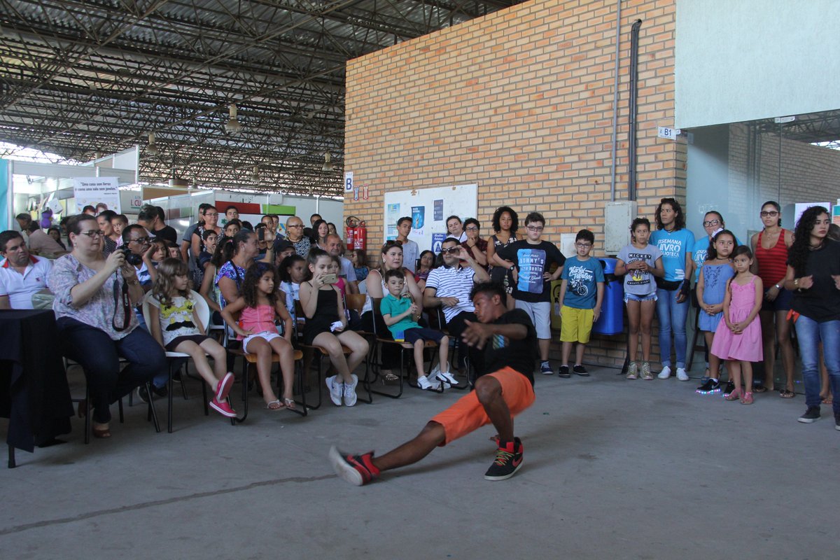 FLiQNatal's tweet photo. Acabou de passar pelo palco da FLiQ o Miguel Carcará com seu hip-hop/repente! https://t.co/kiVI2Mramr