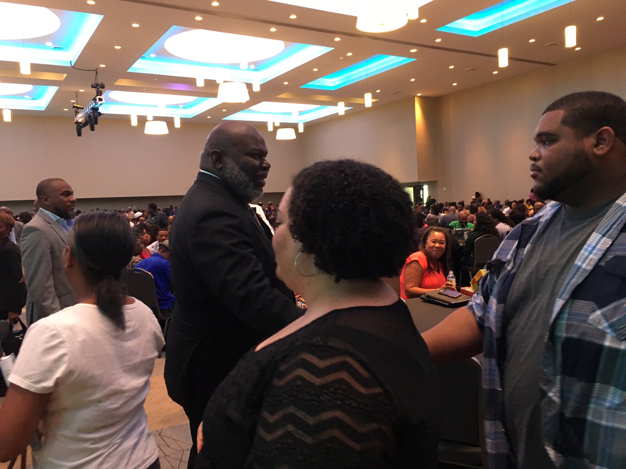 T.D. Jakes on Twitter: "It is important that I connect with the people