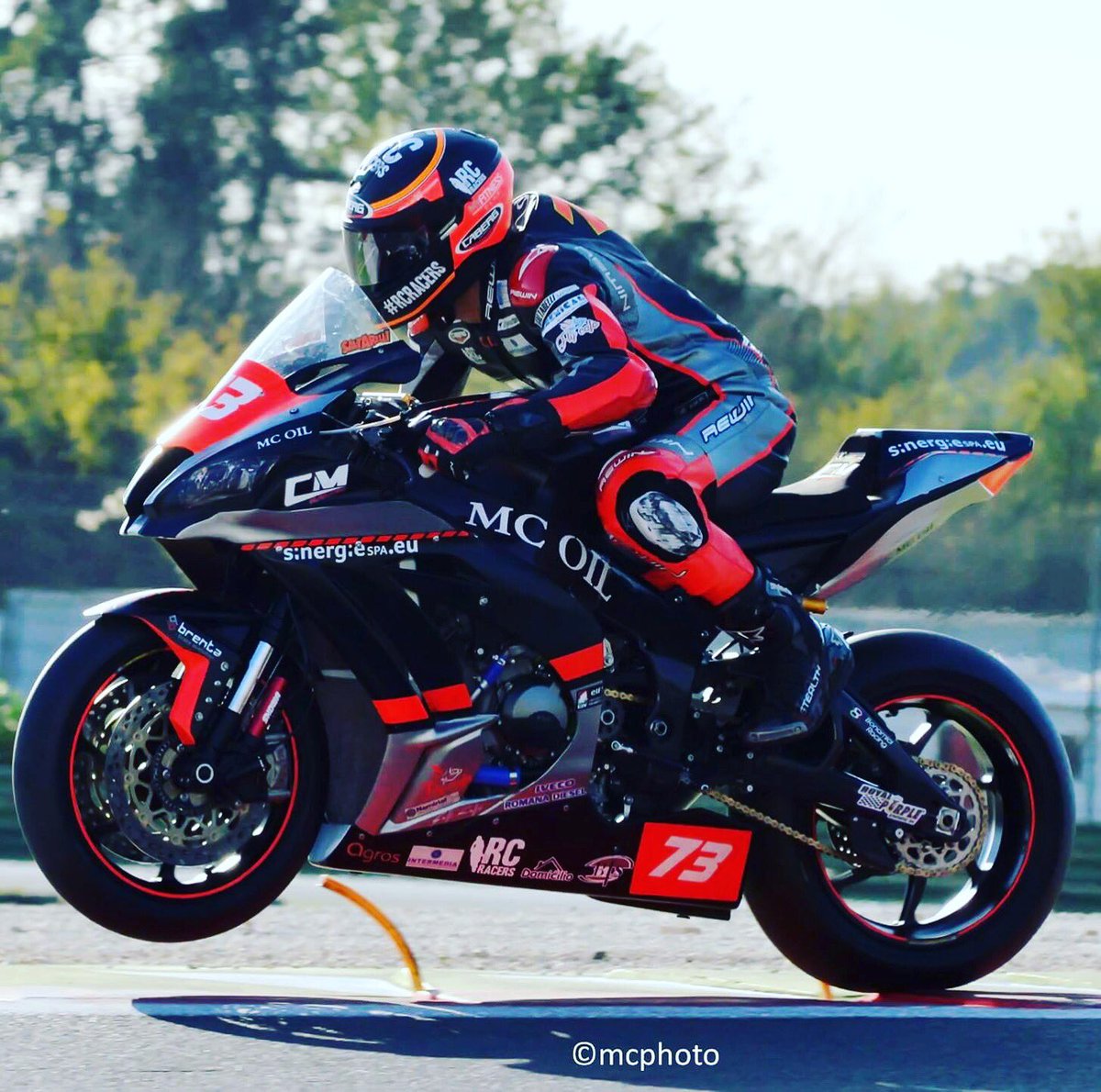 SimoSaltarelli's tweet photo. Gara 1 crash!
Ci ho provato, eravamo già nei 10...
C’è domani quindi ci riproveremo!! #elfciv2017 #civlive #sbk https://t.co/iqziKhz07C