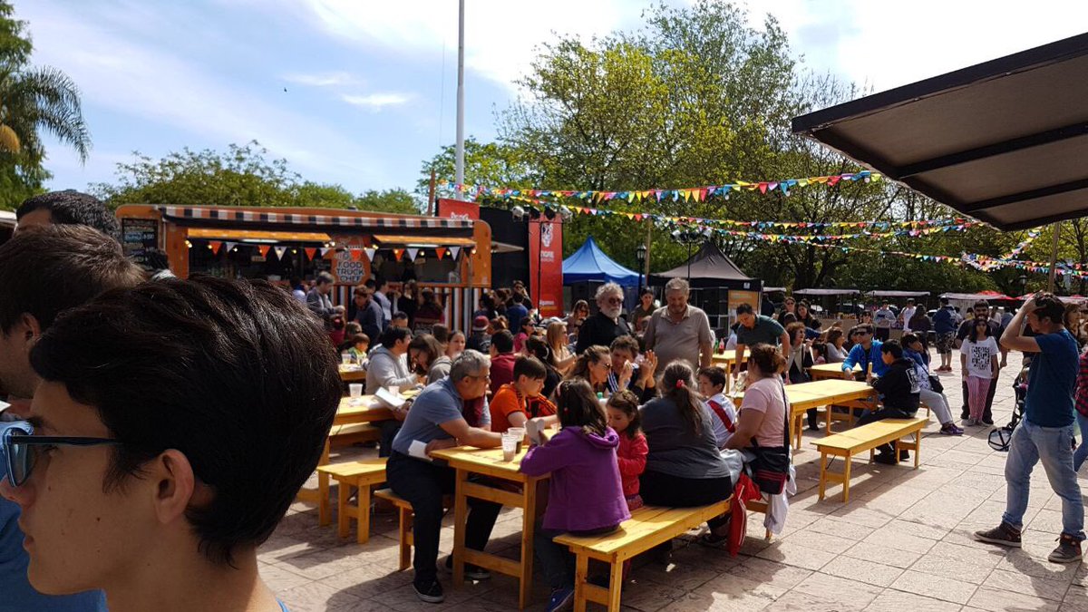 jmpaesani's tweet photo. Plaza Alvear de Don Torcuato colmada de familias disfrutando el día de sol en nuestros espacios públicos. #BondiMarket ¡Venite hasta las 21! https://t.co/CHp6xmyMOe