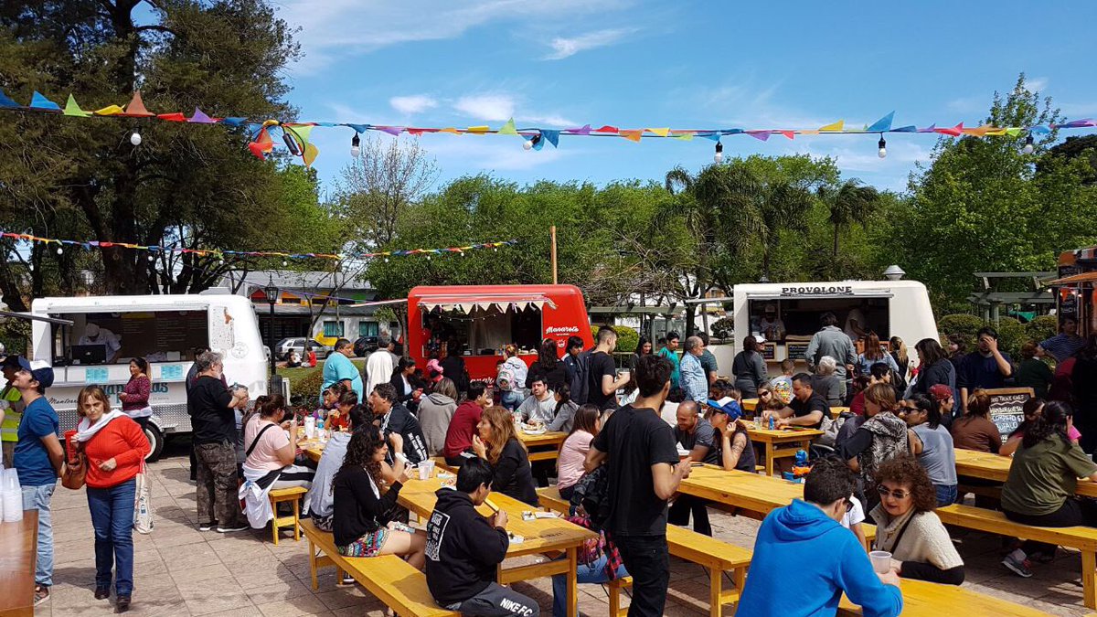 jmpaesani's tweet photo. Plaza Alvear de Don Torcuato colmada de familias disfrutando el día de sol en nuestros espacios públicos. #BondiMarket ¡Venite hasta las 21! https://t.co/CHp6xmyMOe