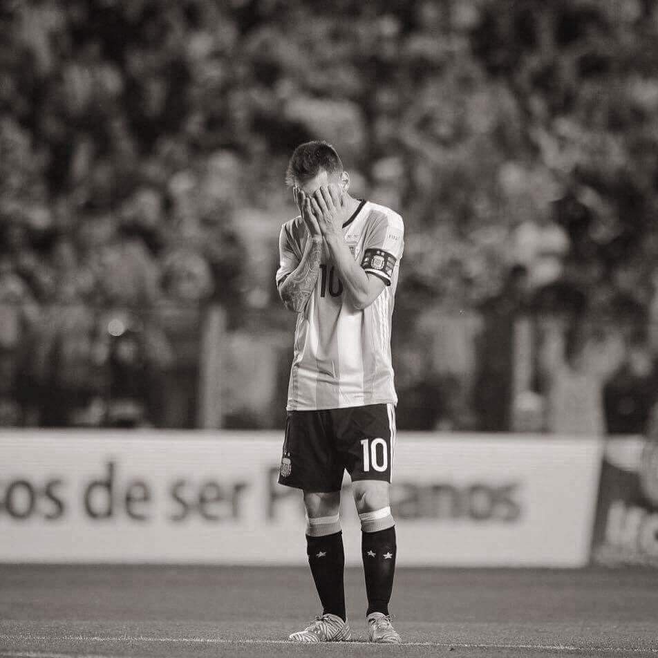 اذا لم تتأهل الأرجنتين فليعلم الجميع 
بان كأس العالم بدون ميسي 
كالأرض بلا أكسجين
ليونيل يعتبر كل شيء ..
و كاس العالم من دونه يصبح لا شيء.