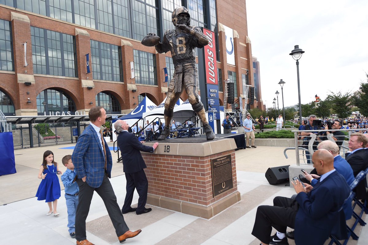 The Peyton Manning statue in Indianapolis has been unveiled.  📸: @Colts https://t.co/QxksNzgigm