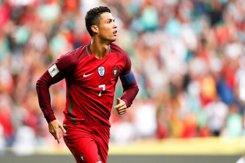 SoyFan10's tweet photo. Entra de cambio y anota el gol que le da esperanza a su país. Eso es echarse el equipo al hombro...

¡Qué grande eres, Cristiano! https://t.co/lTuV2CDMOh