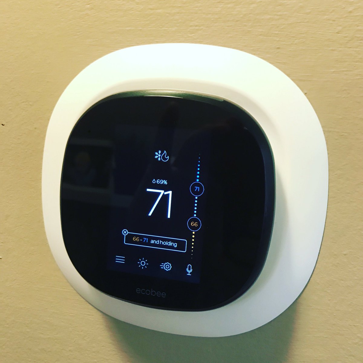 Comfort_Measure's tweet photo. Ecobee4 Pro Installed get extra 2 year warranty! #ecobee4 https://t.co/q8WpULeC6F