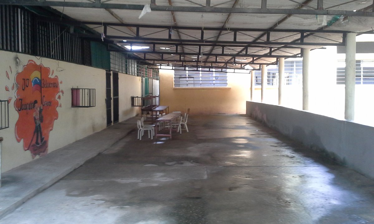 AnaKatiuskaRoj1's tweet photo. JIB Joaquín Crespo. Municipio Esteros de Camaguan. Asi estamos para nuevo año escolar.@NicolasMaduro @MPPEDUCACION https://t.co/QZRAXhOvsB