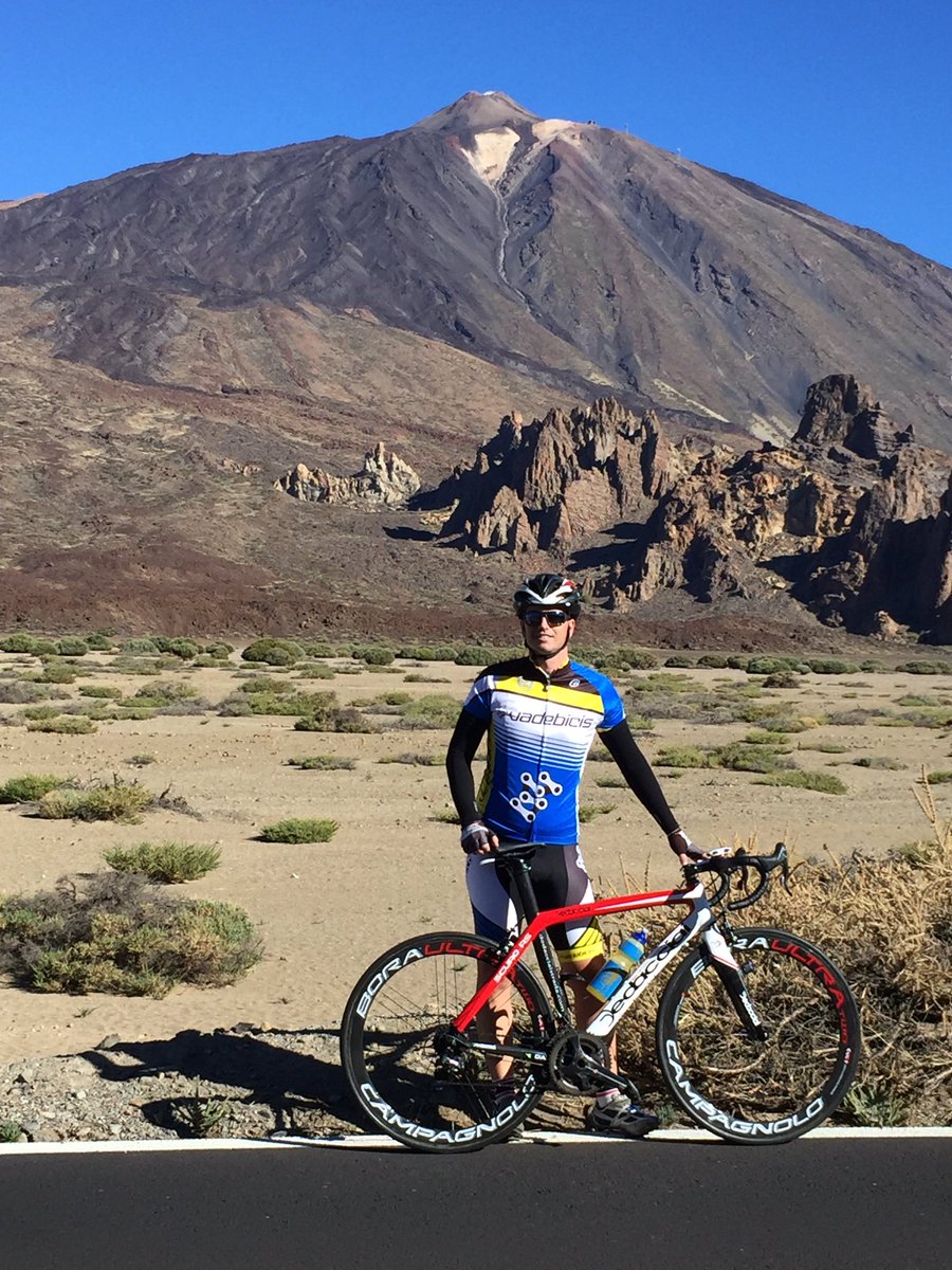 DiazGuimerans's tweet photo. Entrenos en altura!! #ilovecycling #FelizSabado #Tenerife #Teide #todosuma #aclimatando #nosfaltaoxigeno https://t.co/nQgbxa2Z7s