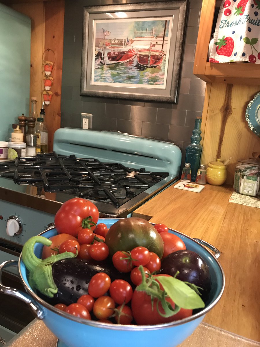 viola_shipman's tweet photo. Last few veggies from my garden! What should I make?
#therecipebox #fall #garden #author https://t.co/2qCanN1Pgb