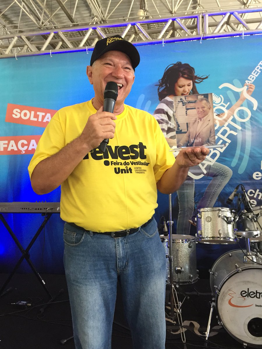 Unit_Alagoas's tweet photo. Uma pausa na #Feivest2017 para homenagear o nosso queridíssimo reitor, Dario Arcanjo, que completou 25 anos de Grupo Tiradentes! 💙👏 #souUnit https://t.co/JDl6O7upqf