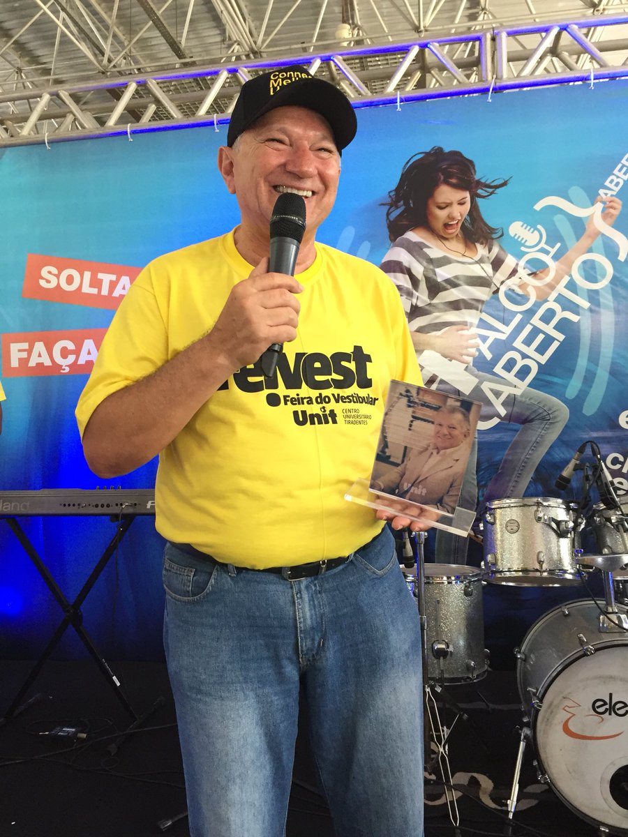 Unit_Alagoas's tweet photo. Uma pausa na #Feivest2017 para homenagear o nosso queridíssimo reitor, Dario Arcanjo, que completou 25 anos de Grupo Tiradentes! 💙👏 #souUnit https://t.co/JDl6O7upqf