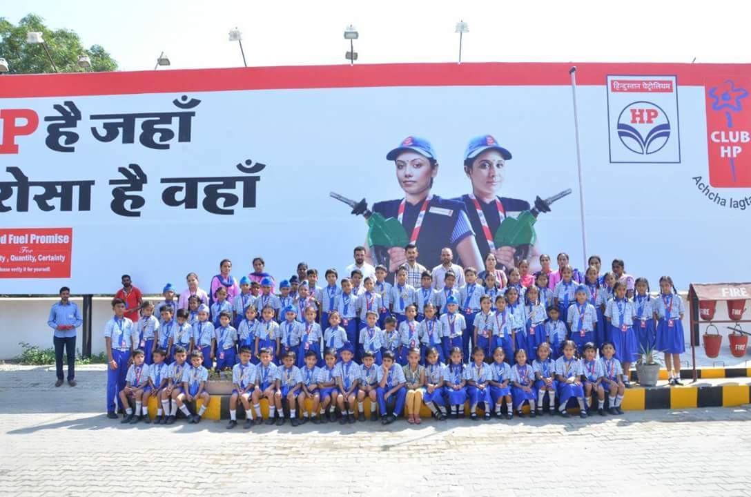 dhillonsandyD's tweet photo. Today students of #Thevibgyorschool visit at Sarwan Hp Station Kot fatta and learn many things about Fuel Stations @HPCLBATHINDA https://t.co/w1nH6MlYHf