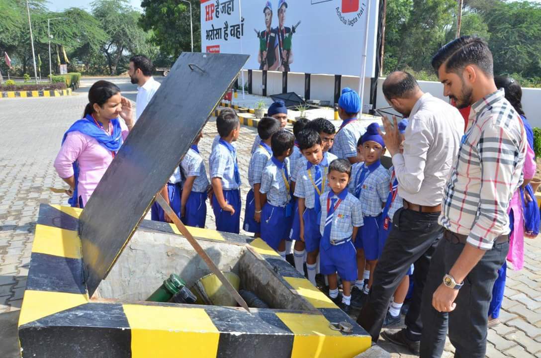 dhillonsandyD's tweet photo. Today students of #Thevibgyorschool visit at Sarwan Hp Station Kot fatta and learn many things about Fuel Stations @HPCLBATHINDA https://t.co/w1nH6MlYHf