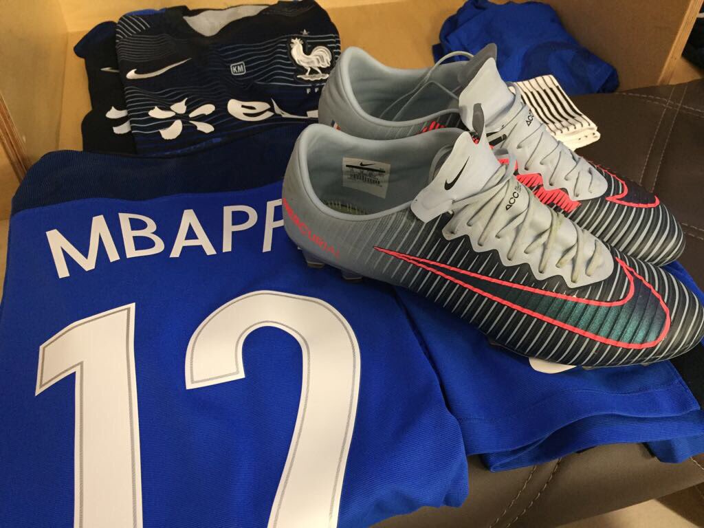 KMbappe's tweet photo. GAME 🇫🇷🤘🏽🌍 @equipedefrance @nikefootball #BULFRA https://t.co/MTlPImk1xu