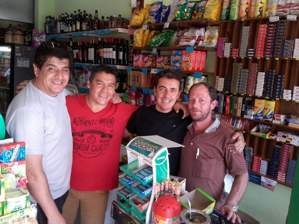maritoxalcaraz's tweet photo. #juntos recibiendo cariño "en el almacen d Juancho" con mis vecinos del barrio #ItaembeMini @VeronicaAhmann @santiagodsolis https://t.co/2g4GpqBzOR