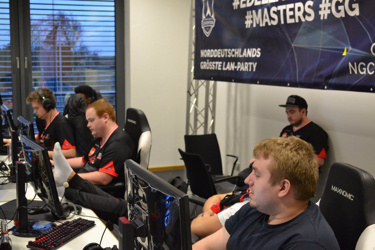99DAMAGEde's tweet photo. Wir sind live mit dem Finale der #NGCMASTERS!
#AGOGaming vs. @TRICKED_esport, live mit @Headshinsky und @jitko:
https://t.co/P0QmiWCLKt https://t.co/IzwU6iBosy