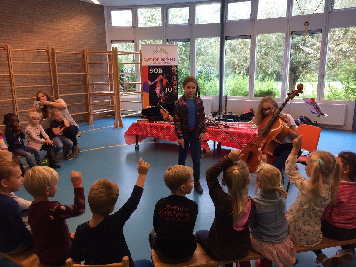 bborkest's tweet photo. Symfonieorkest Bloembollenstreek geeft les over orkest en instrumenten aan kleuters  @bsDeGiraf https://t.co/XgX2WHrHC5