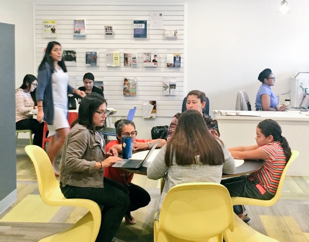 cafecollegehou's tweet photo. Families applying early 2018-19 #FAFSA with experienced volunteers shout out to students from @ScarborHS @YESPrep in the house #ReachHigher https://t.co/7imbeD9eR7