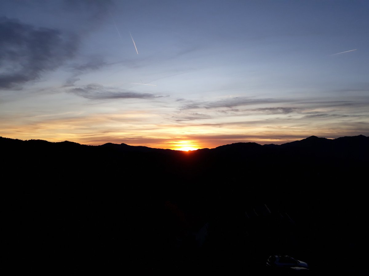 ChanneLuca's tweet photo. Tramonto autunnale in #altavaltrebbia  @parcoantola @TurismoLiguria #lamialiguria #sunset @ValliAntola @ConsValTrebbia https://t.co/n1KzhMzs4g