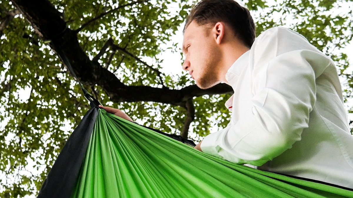 drycampteam's tweet photo. 🌳Checking the clip, making sure it's secure and ready! 
See hammocks >> https://t.co/RhDEcf5qMZ #DryCampTeam #PureMichigan #LifeIsGood https://t.co/aG2GN17Sx6