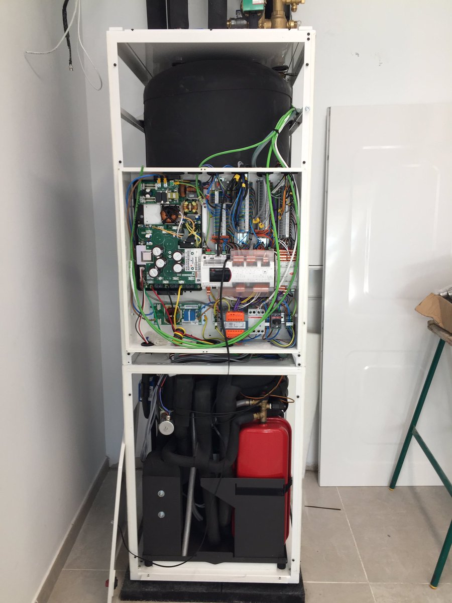 fjexposito's tweet photo. Conectando la bomba de #geotermia @Info_ecoforest falta poco para terminar @SchneiderES Centro Capacitación Rehabilitación Energética https://t.co/cENLHO5phq