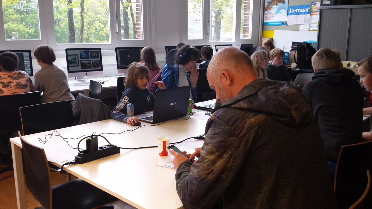 atmind's tweet image. What an amazing VR experience at the #b3d #b3d101 VR Coderdojo @MetisMontessori with @hakan_akkas.