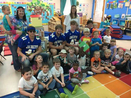 CommJacobs's tweet photo. Thanks Southeast Bulloch High football for visiting Stilson Elementary to eat lunch, play outdoors, and read some books. @BullochSchools https://t.co/PgW4L2Ssgw