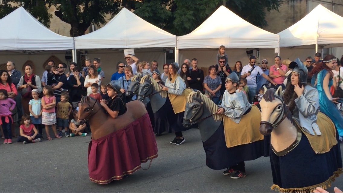 tonividalsastre's tweet photo. Cercavila, ball de gegants i llegenda del llac de @ViladeSalt #firadelcistell17 https://t.co/v02fVc33sL