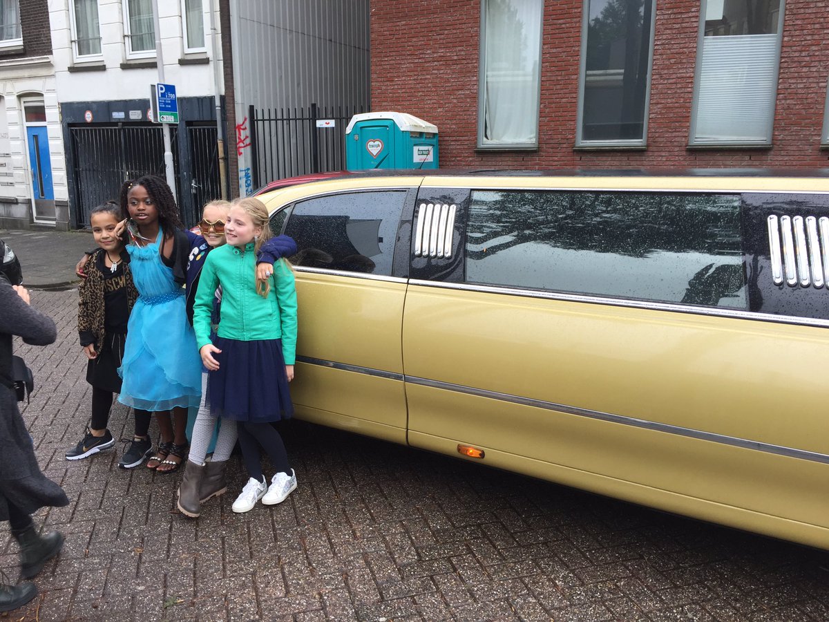 Limonodignl's tweet photo. #kinderfeestje van #Barendrecht naar #Rotterdam met het thema #goud incl #GoudenLimo @BARENDRECHTzh @RotterdamEnO https://t.co/HOihYtILWS