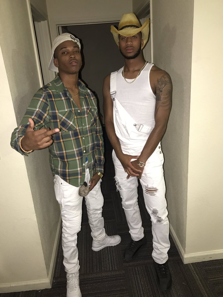 val_clutch's tweet photo. Ya Daddy AND Ya Step Daddy 😂😭😤‼️@varsityjhs #ANTIABC #AntiABC #TxSU #txsu19 #TxSU21 🔥 https://t.co/xe0YkPnQGx