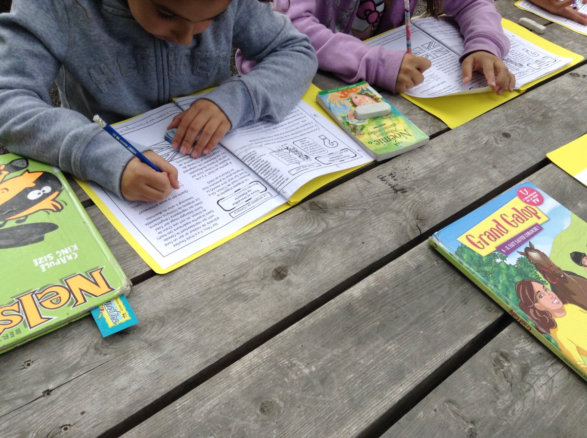CapitaineRFR's tweet photo. Les #3eLC de Mme Marie-Rose apprécient l'importance des arbres en lisant et en travaillant à l'ombre en #classeextérieure. #LaurierCarrière https://t.co/hxwhLsHMNk