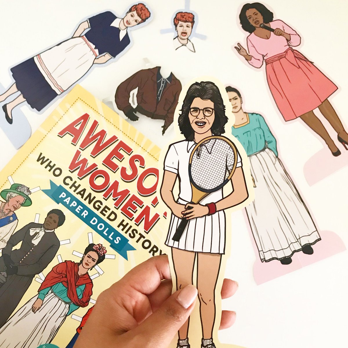 happymessMOM's tweet photo. Obsessed w #PaperDolls! Thank you @adamsmedia @foxsearchlight!! #battleofthesexes #adamsmedia #billiejeanking #oprah #ilovelucy #fridakahlo https://t.co/xUGbJOvevH