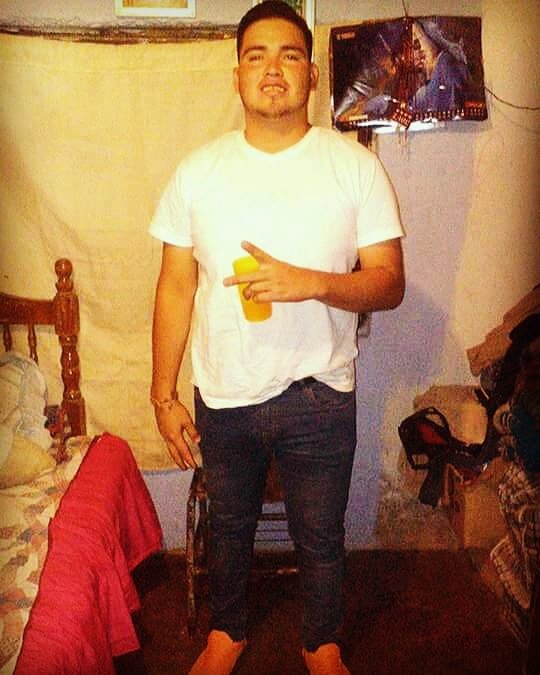 RiveraConra's tweet photo. Me estoy matando bebiendo y fumando, engañando al tiempo, pa'soñar despierto y morir soñando! 💀 https://t.co/e8pB0MQ3LM