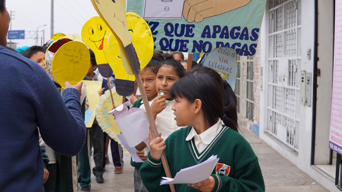 vivavivevalores's tweet photo. Una clase en la calle: Aprendiendo y enseñando sobre el ahorro de energía #FelizSabado #Pancartas #Educación #Niños #niñas https://t.co/fegRwepPhZ