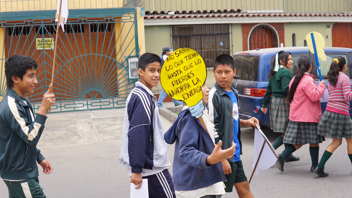 vivavivevalores's tweet photo. Una clase en la calle: Aprendiendo y enseñando sobre el ahorro de energía #FelizSabado #Pancartas #Educación #Niños #niñas https://t.co/fegRwepPhZ