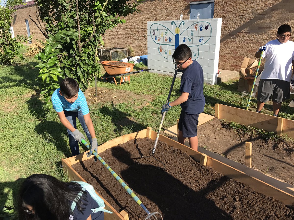 EMVT_STEM's tweet photo. Another great #keepmartinbeautiful in the books! Thank you to all the @MMSEagles volunteers and @KAB_Austin #AISDgot❤️ #IAMartin https://t.co/6SuTNd6rAs