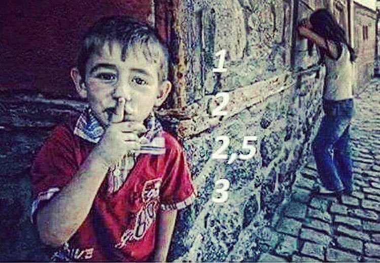 Kitapcumlelerii's tweet photo. “Üçe kadar sayıyorum” diye tehdit ederken bile, araya “iki buçuğu” sığdıran vicdanlı çocuklardık biz. https://t.co/2LNe6YeAq6