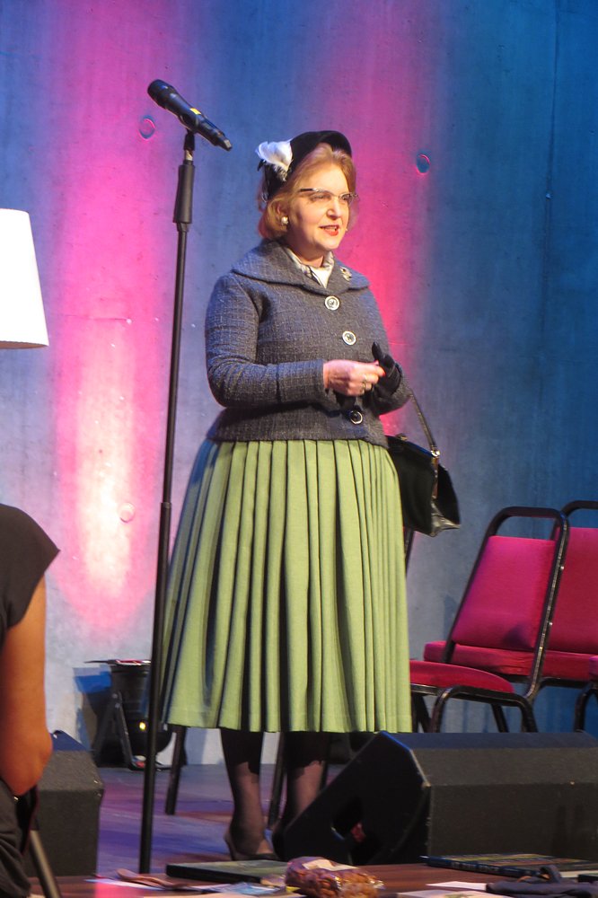 seileasdar's tweet photo. Muriel of @MurielAndJasper arriving in fine fettle at #interpconf17 to teach the audience the finer details of etiquette and enunciation. https://t.co/UV5zyclHrO
