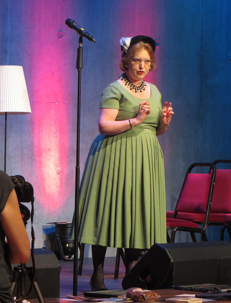 seileasdar's tweet photo. Muriel of @MurielAndJasper arriving in fine fettle at #interpconf17 to teach the audience the finer details of etiquette and enunciation. https://t.co/UV5zyclHrO