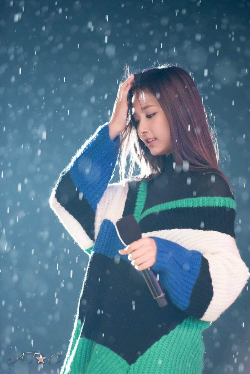 Min58332542's tweet photo. จื่อออ หลบเข้าร่มเร็วลูก เดี๋ยวจะไม่สบาย
 😂😷 #TWICE #TZUYU https://t.co/nOvKgiN5rh