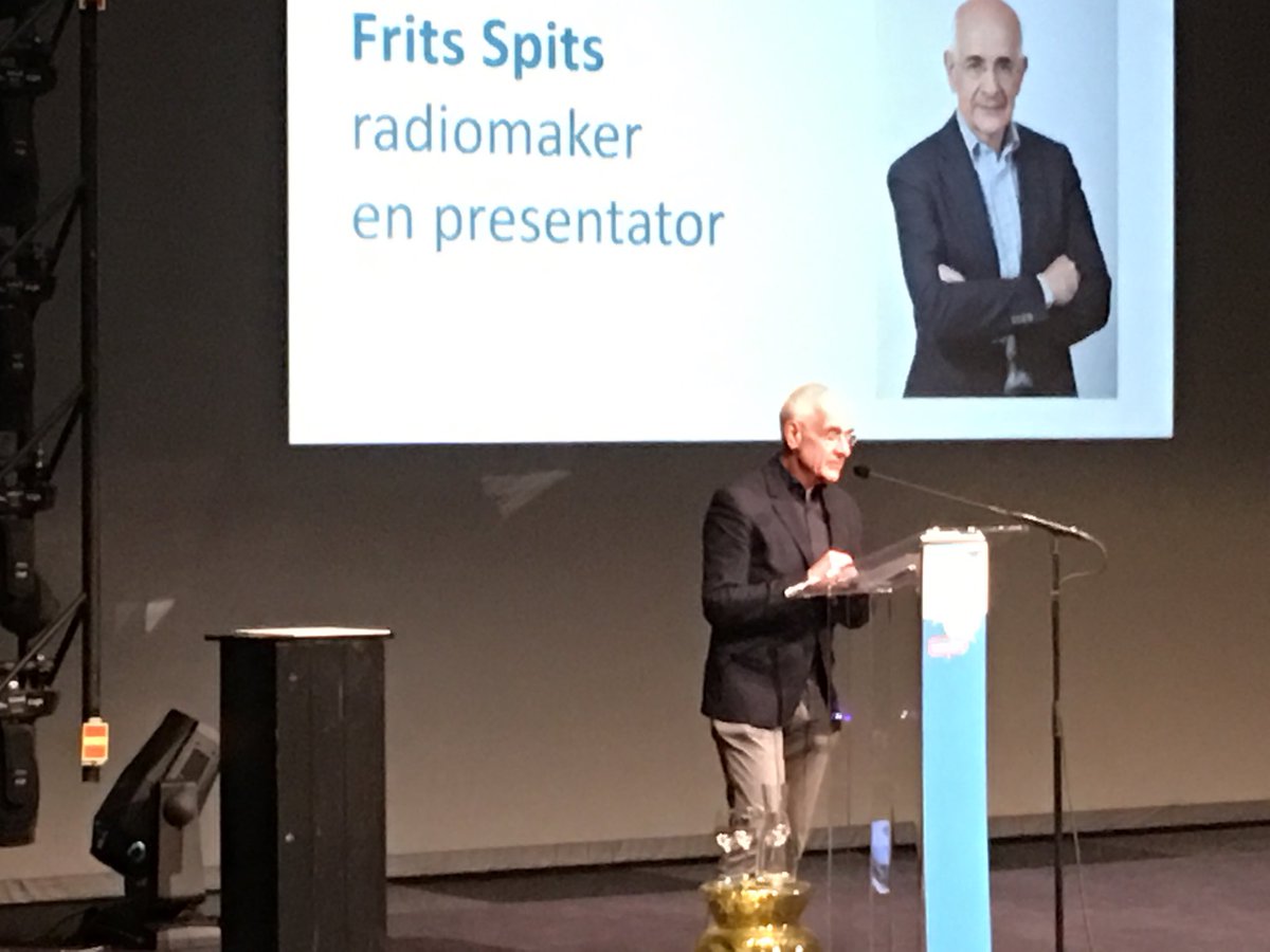 ddyamant's tweet photo. Taal- en radioheld Frits Spits kreeg vanmiddag terecht Visser-Neerlandiaprijs op congres Onze Taal #OT17 https://t.co/d4RfdflrEP