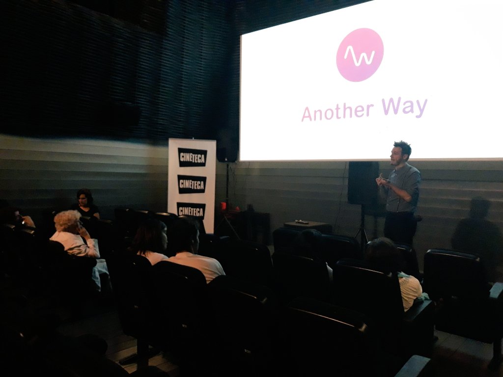 AnotherWayFF's tweet photo. Luis López-Aranguren de #AltrapoLab charla con el público de @RiverBlueMovie y pide consumir prendas de forma responsable  #AnotherWay2017 https://t.co/TVqHcNtVU0