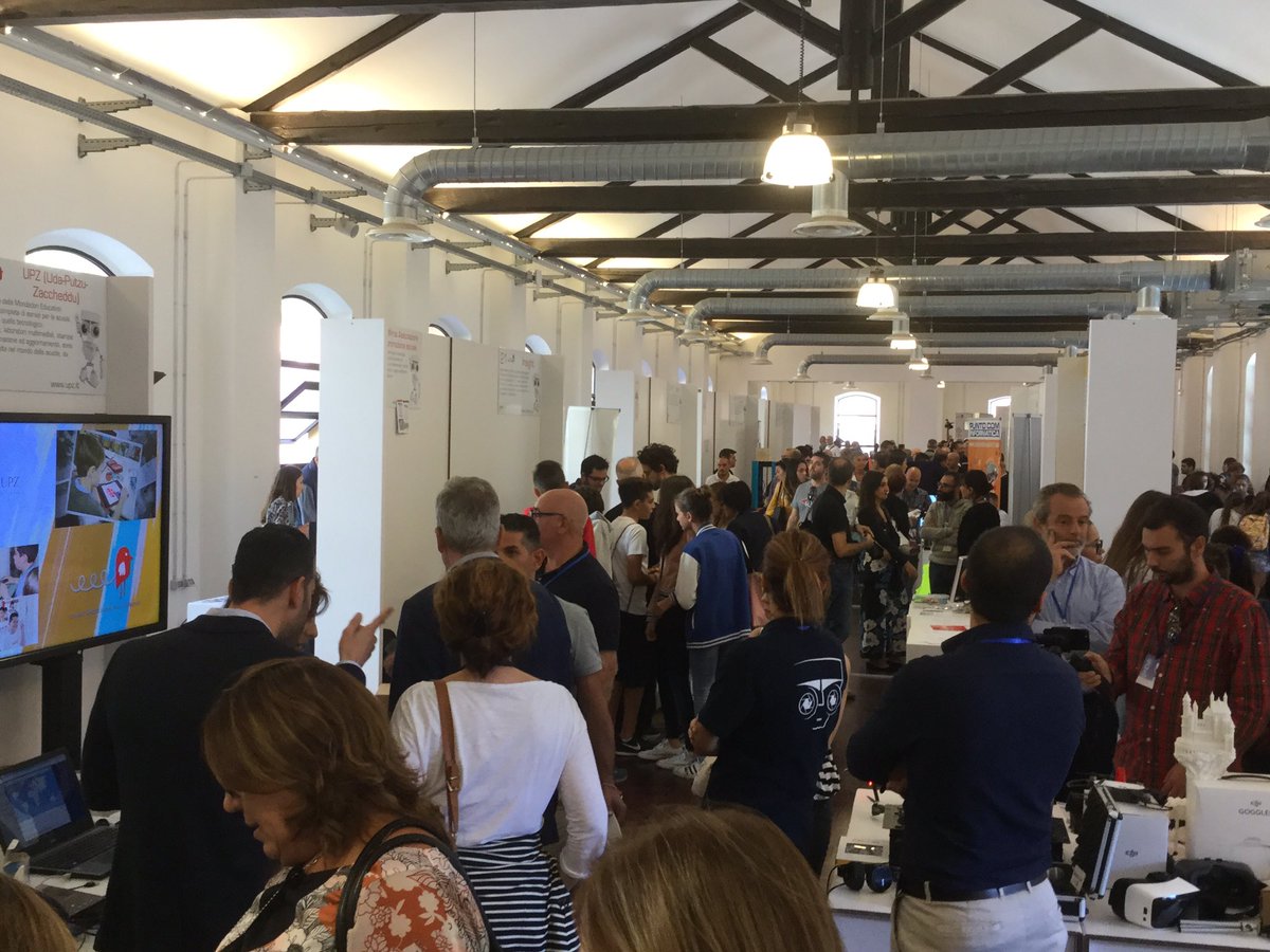 F_Pigliaru's tweet image. Giornata straordinaria a #sinnova17. Con #tuttiaiscola mettiamo l’innovazione al servizio della miglior didattica per i nostri ragazzi