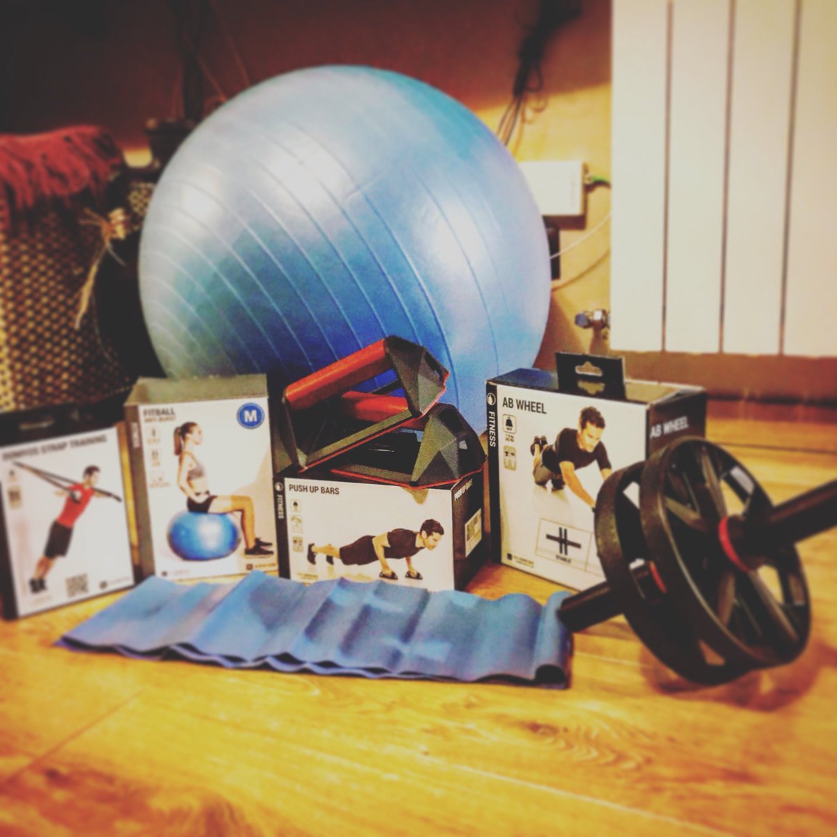 roldomkt's tweet photo. Nuevos juguetitos para entrenar a tope! 🏋🏻🏊🏼
https://t.co/dpP1faNDBe

#fitball #trx #abwheel #pushupbars #natacionmaster #natacion #training https://t.co/ocvrXLmhAU