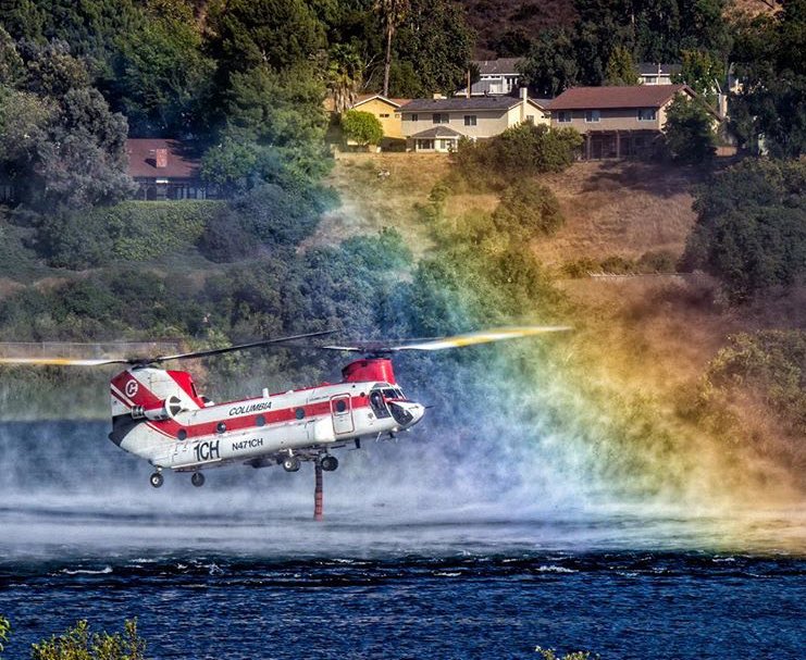 collectiveheli's tweet image. Columbia Helicopters CH-47D filling up while fighting the Canyon fire by Corona, CA shot by Jason Jorgensen. #rainbow #columbiahelicopters