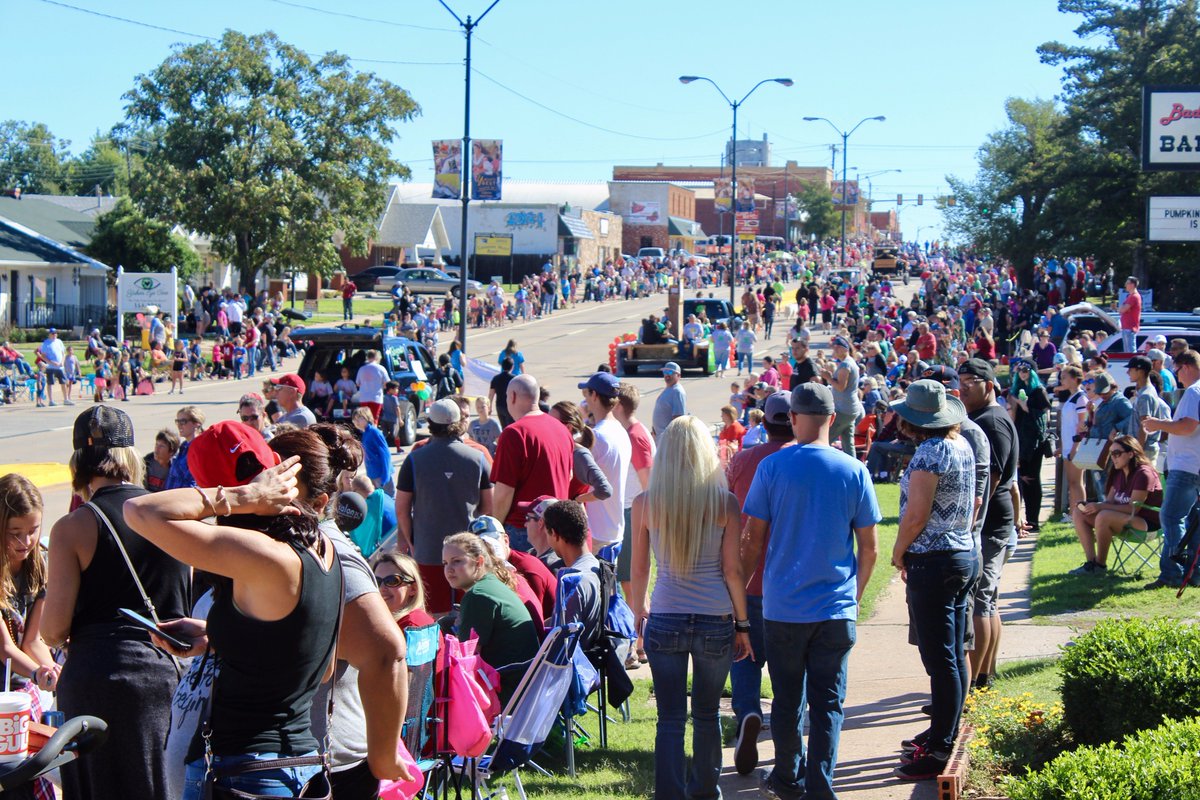 MickforGovernor's tweet photo. Incredible crowd out at Yukon's #CzechFest Parade! Thank you to all the #Mick2018 supporters helping to spread the #FIXtheMESS need for OK! https://t.co/0bmrarGT0X