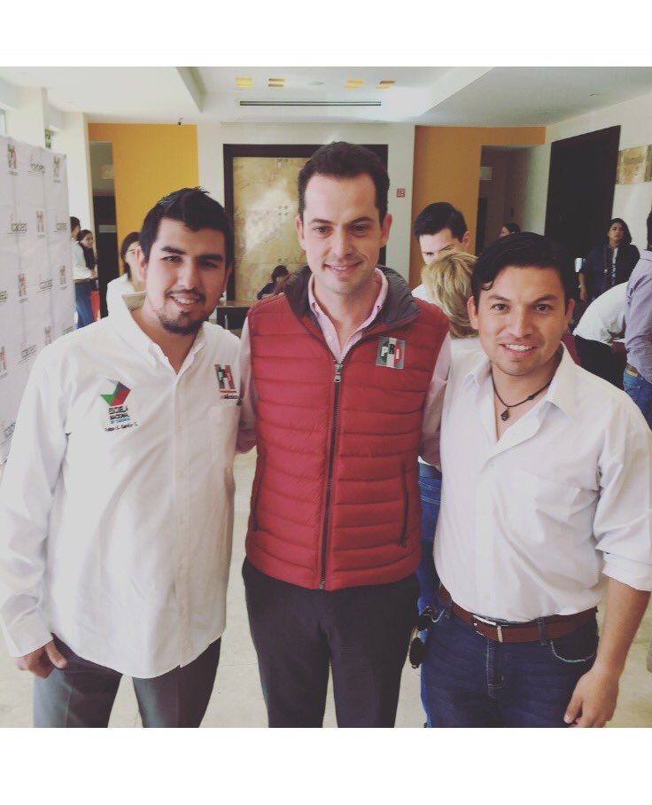 EdgarGarciaHz's tweet photo. Nótese la cara de reflexión de @Pospital con dos egresados de la #2GENC @ENC_ICADEP @Felipe_GarciaC saludos @ferbayardo @gdeloya https://t.co/xR3pXvg6tH