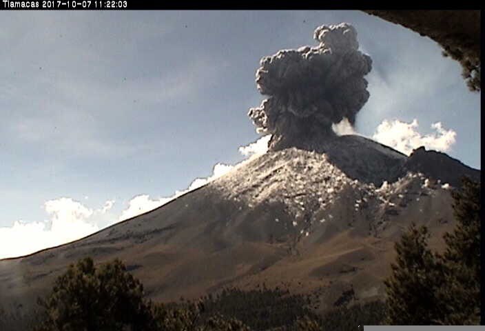 Popocatepetl_MX's tweet photo. Alrededor del cráter se observan los impactos de los fragmentos del domo de lava, al ser de día no se nota la incandescencia. https://t.co/vBb9EgaaJM