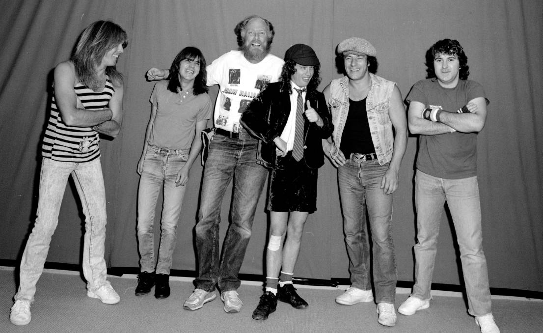 Classic Rock In Pics Twitter: "ACDC with photographer, Bob in Melbourne, https://t.co/AnNfmMzU6w" / Twitter