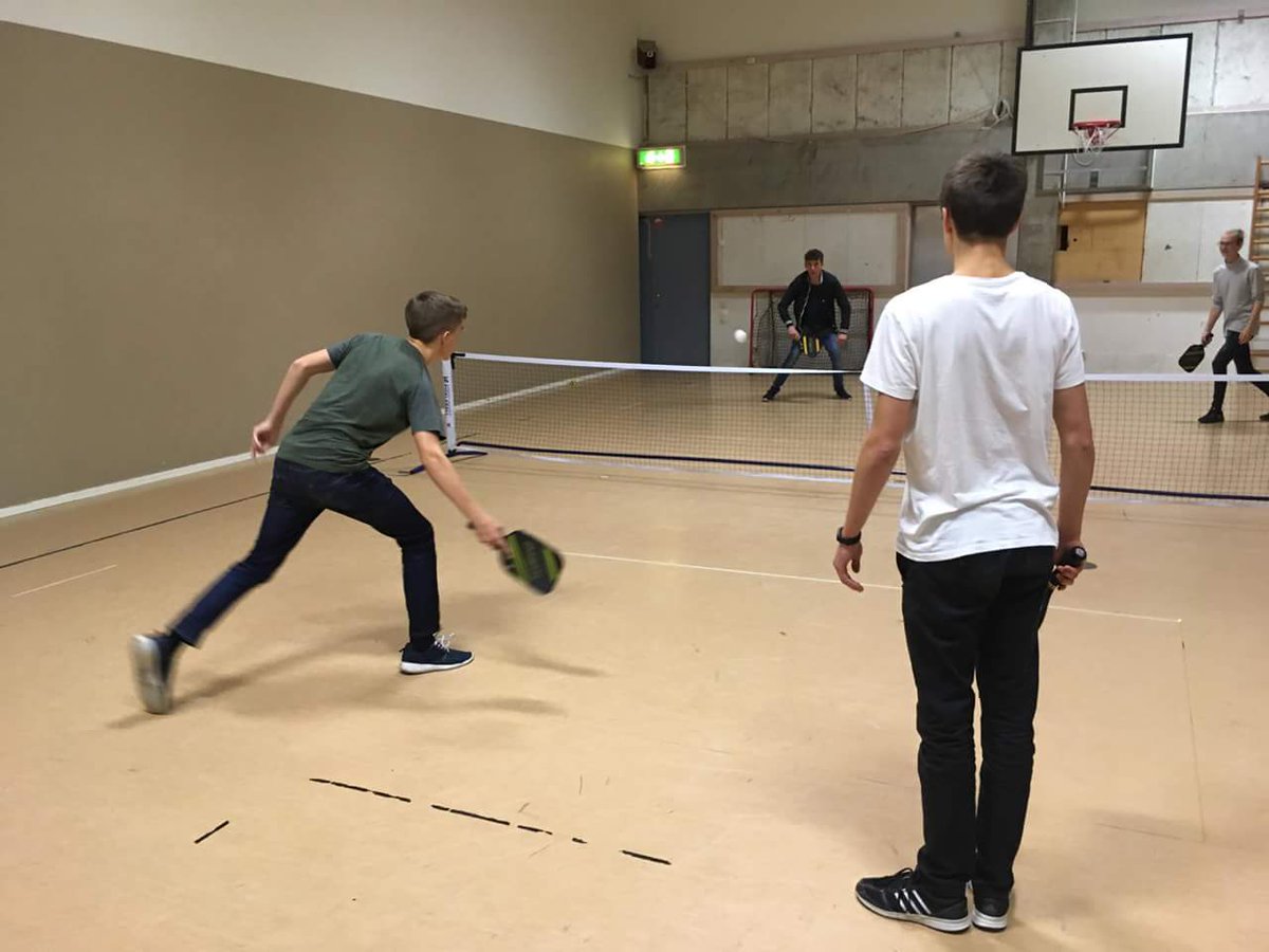 pickleballswe's tweet photo. Ungdomsträning en fredagkväll i Uppsala med 20 ungdomar som provar på pickleball. 
#pickleball #pickleballförbundet #pickleballuppsala https://t.co/mhfsD6b76g